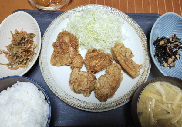 料理が得意なスタッフが夕食をつくります